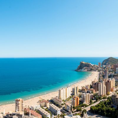 O agenție imobiliară înființată de doi români facilitează investiții pe litoralul spaniol
